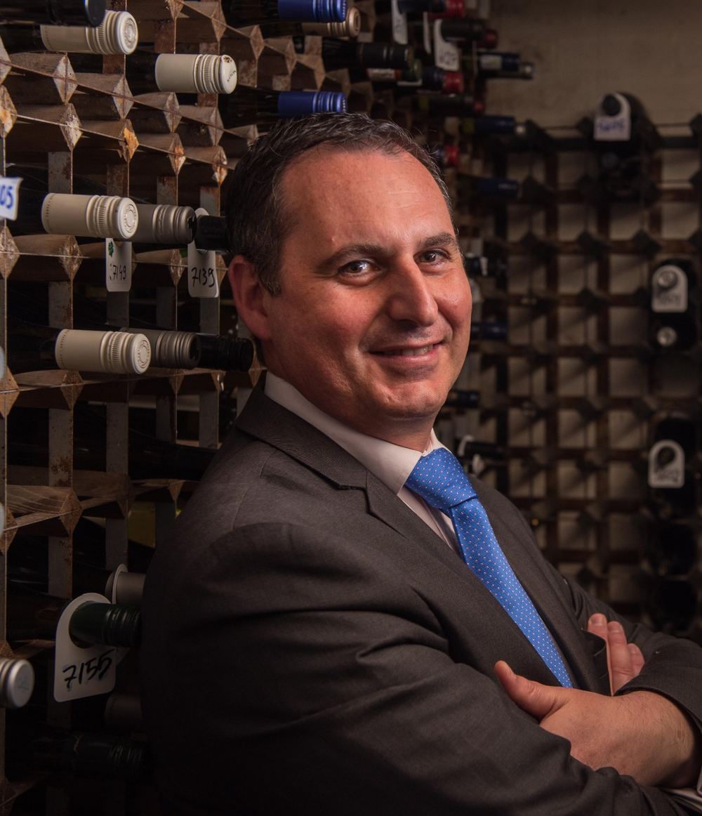 Francesco Gabriele in una cantina di vini